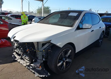 2023 BMW Ix xDrive50 z USA, uszkodzony, nr VIN WB523CF01PCM48437